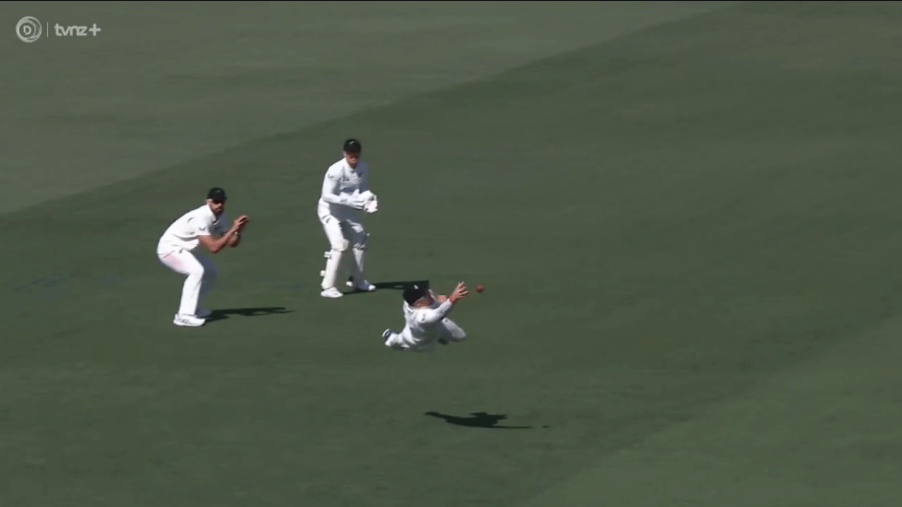 Glenn Phillips: క‌ళ్లు చెదిరే క్యాచ్ ప‌ట్టిన గ్లెన్ ఫిలిప్స్‌.. వీడియో