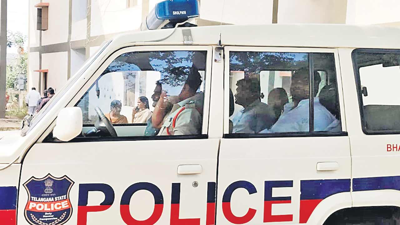 పొంగులేటి పర్యటనలో పోలీసుల అత్యుత్సాహం