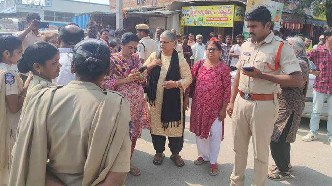 Lagacharla | మహిళా సంఘాల నేతలపై పోలీసుల దౌర్జన్యం.. దుస్తులు చించేసి లగచర్ల వెళ్లకుండా అడ్డగింత