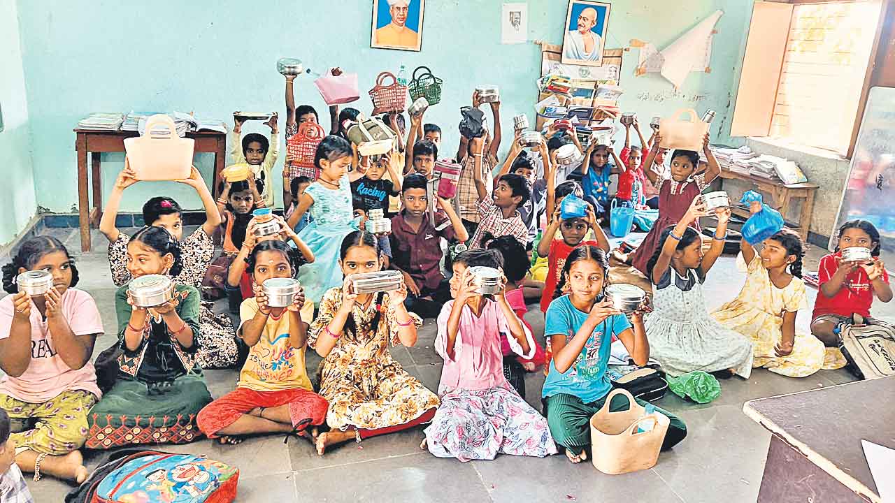 Mid Day Meals | మధ్యాహ్న భోజనం ఇంటి నుంచే.. గిట్టుబాటు కావడం లేదని చేతులెత్తేసిన నిర్వాహకులు