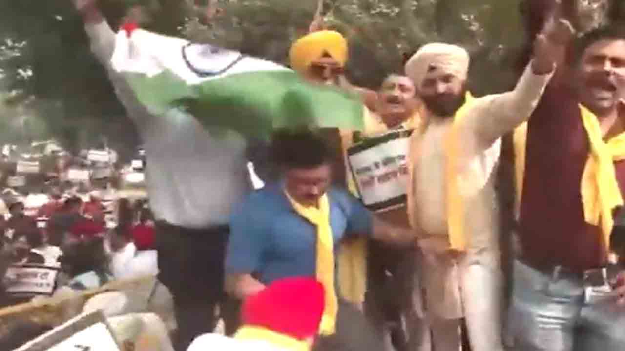 protest outside Canadian mission | ఢిల్లీలోని కెనడా ఎంబసీ వద్ద భారీ నిరసన.. బారికేడ్లు పైకెక్కిన   నిరసనకారులు