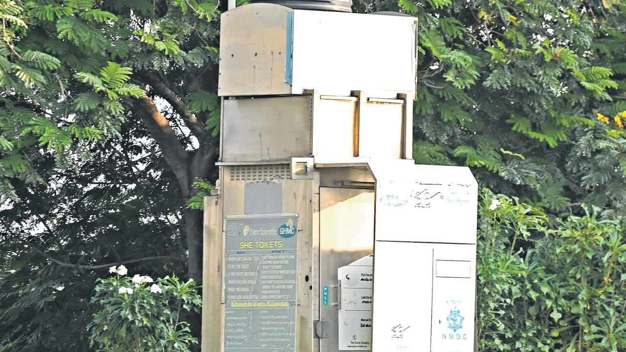 అక్కరకు రాని టాయిలెట్లకు లెక్కలేని బిల్లులు!