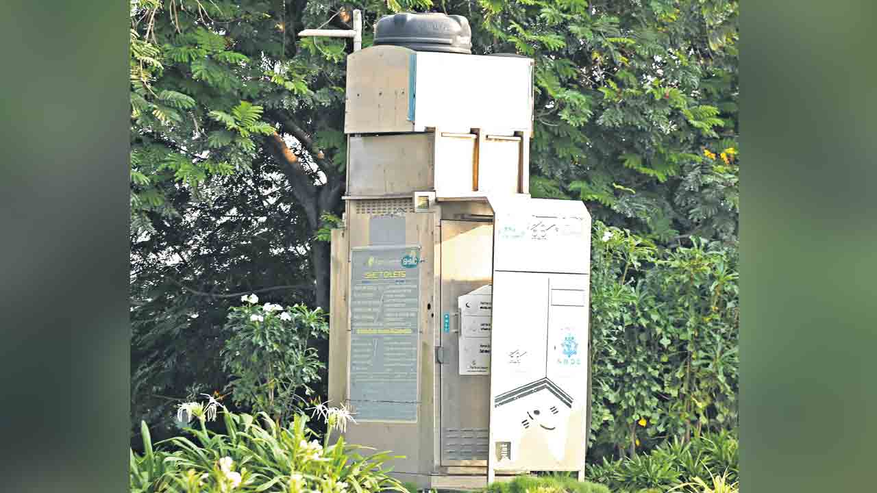 GHMC | అక్కరకు రాని టాయిలెట్లకు లెక్కలేని బిల్లులు!