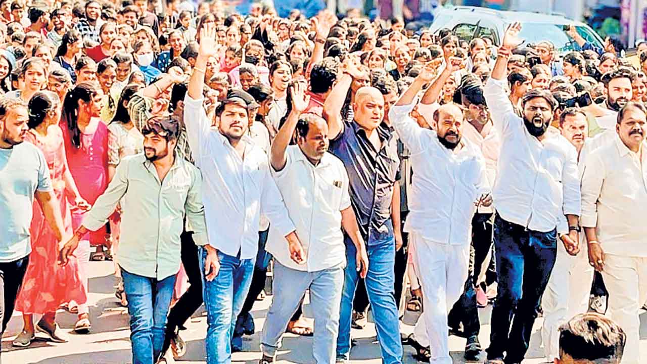 ఫీజు బకాయిలు వెంటనే చెల్లించాలి