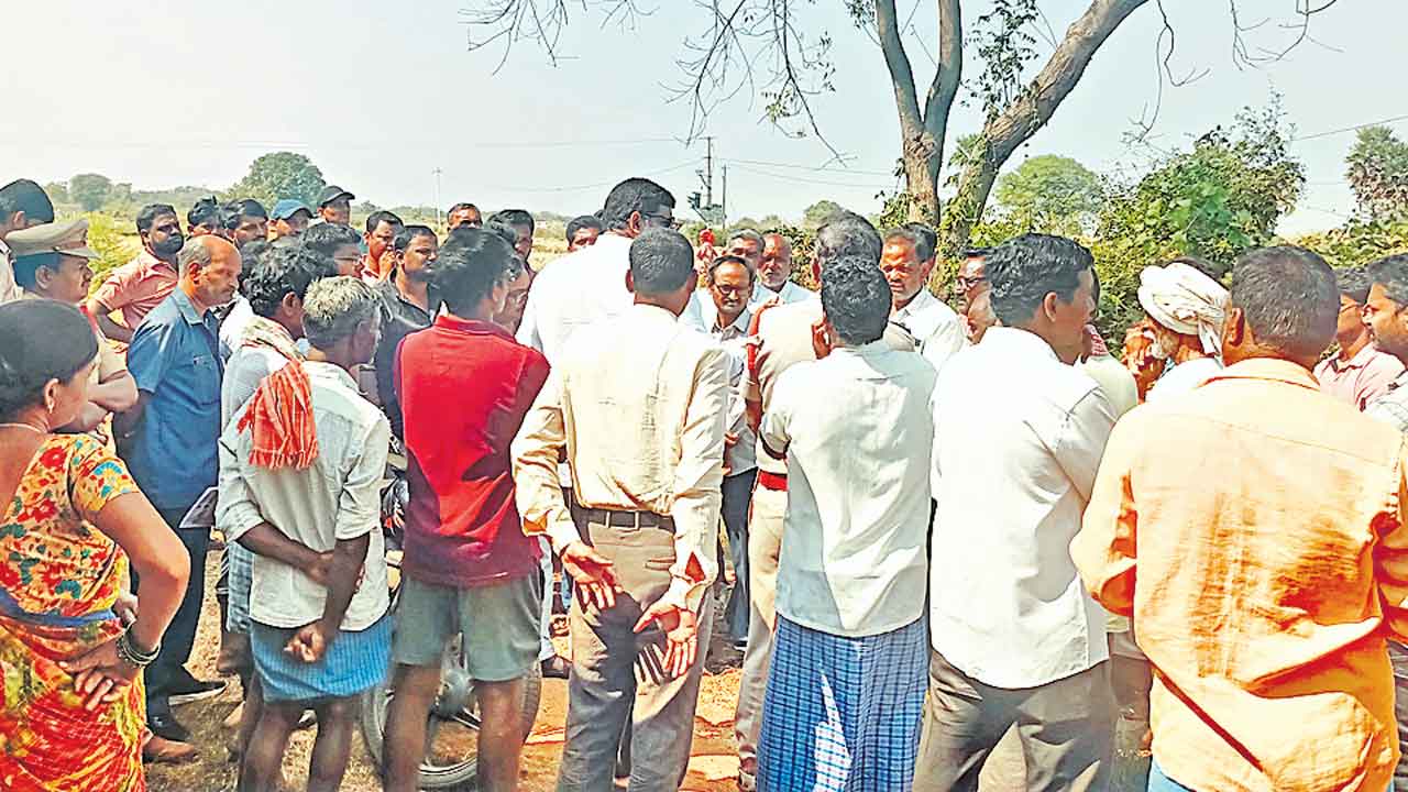 Telangana | ఫ్యూచర్‌ సిటీ కోసం పొలాలు గుంజుకుంటారా?.. సర్వేకు వచ్చిన అధికారులపై తిరగబడ్డ జనాలు