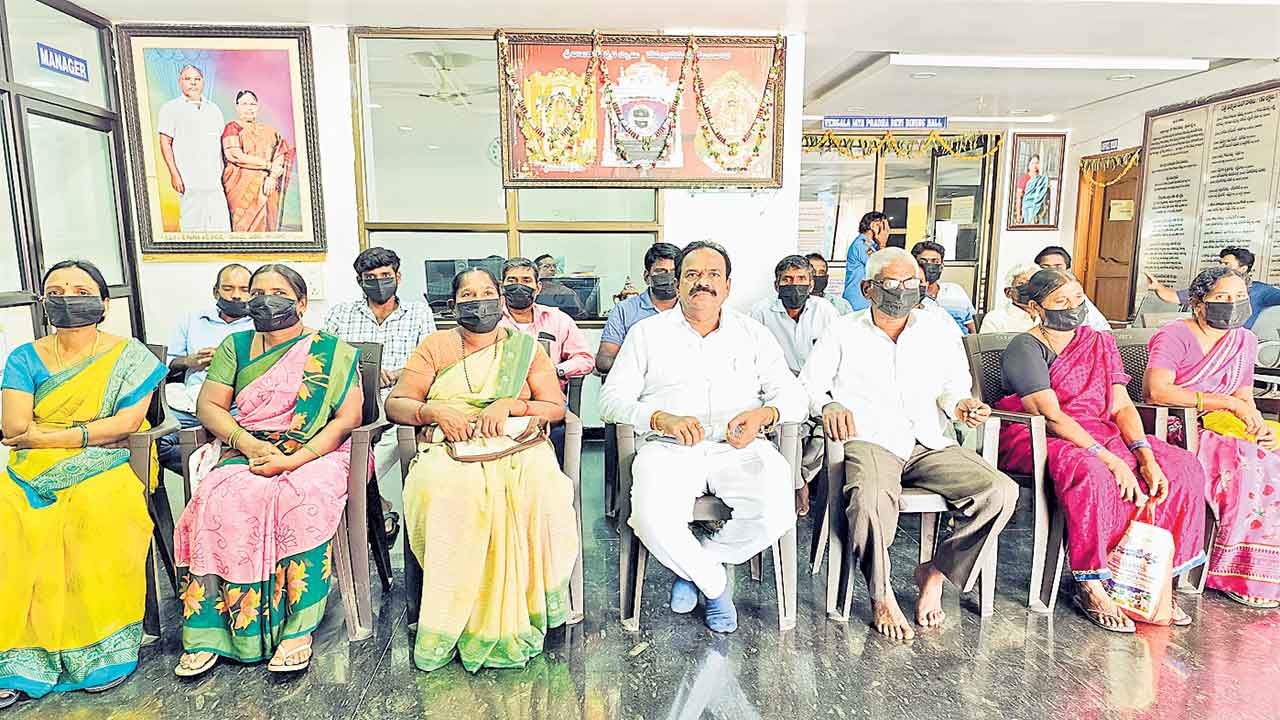 రైల్వే భూనిర్వాసితుల ఆందోళన