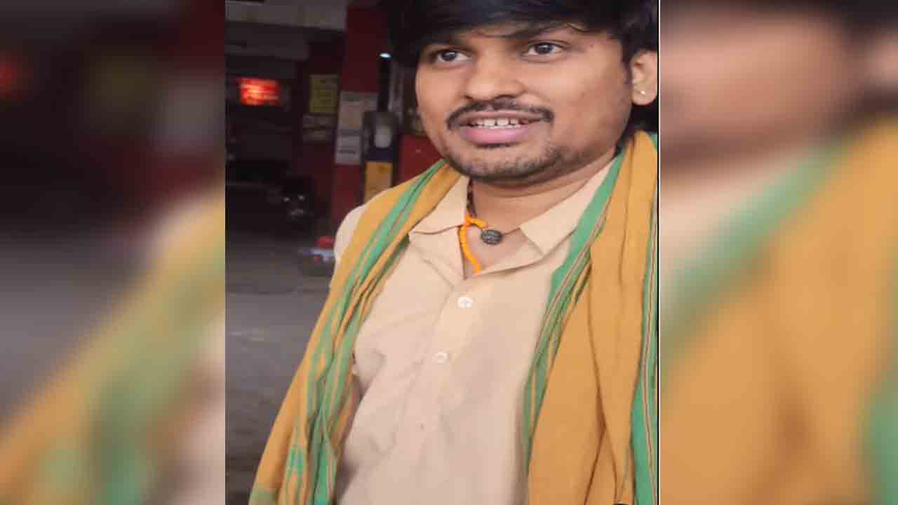 Rocking Rakesh | తన సినిమా టికెట్‌ను తానే అమ్మిన రాకింగ్ రాకేష్.. వీడియో