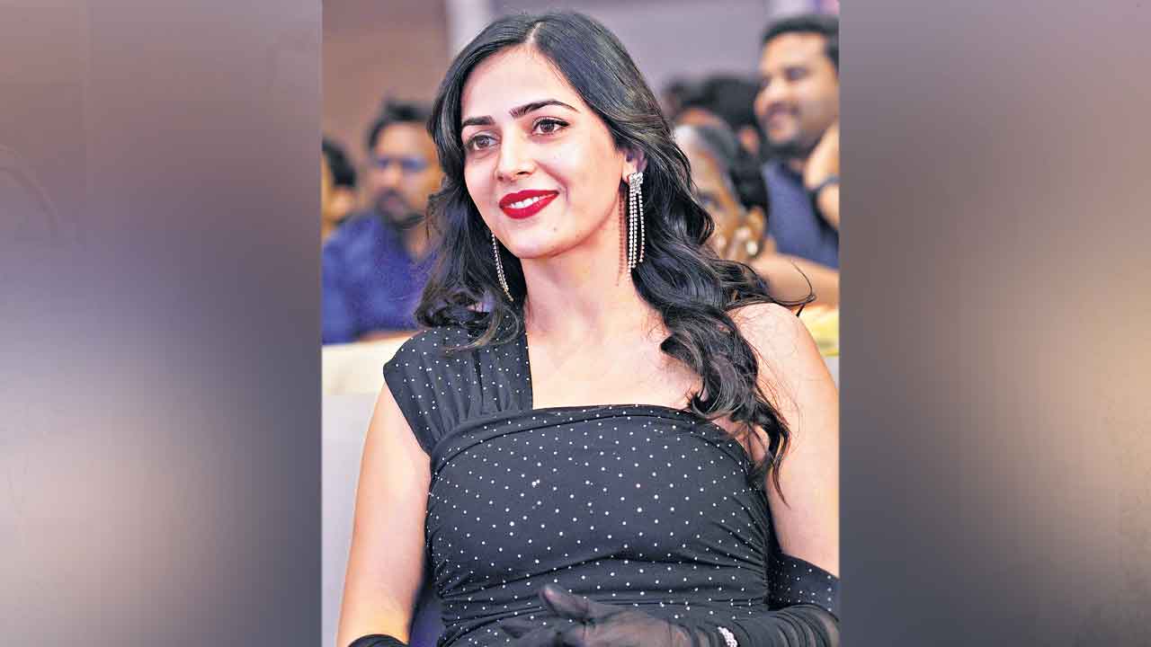 నవ్విస్తుంది.. ఏడిపిస్తుంది..