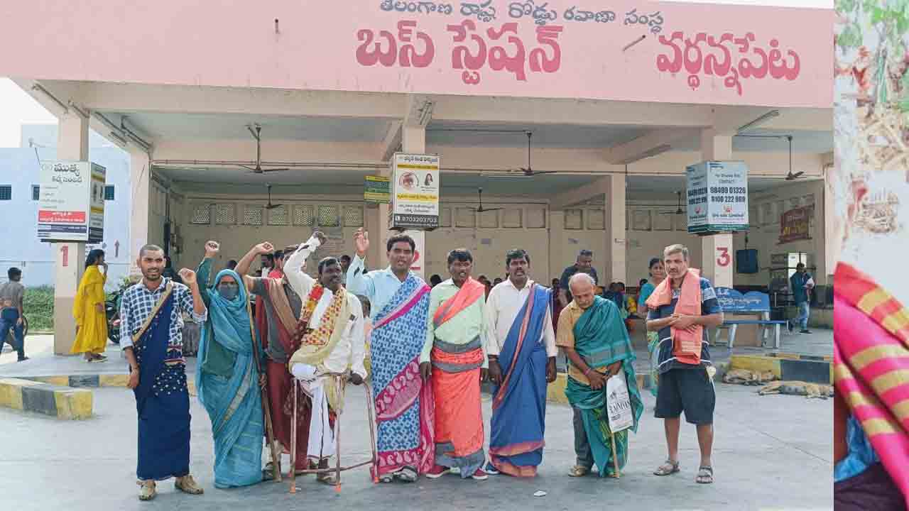 Warangal | బ‌స్సుల్లో సీట్లు ఇవ్వ‌డం లేద‌ని.. దివ్యాంగులు చీర‌లు ధ‌రించి బ‌స్టాండ్‌లో వినూత్న నిర‌స‌న‌