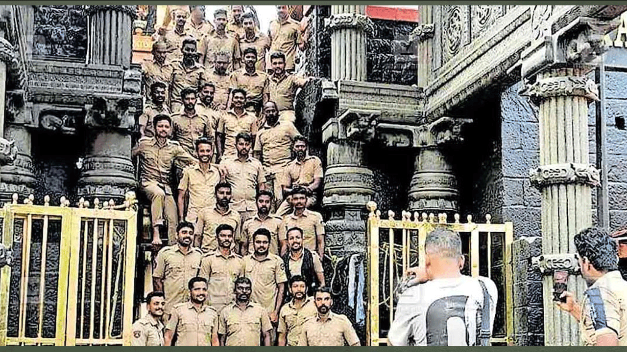 Sabarimala Photo Shoot: శ‌బ‌రిమ‌ల అయ్య‌ప్ప మెట్ల‌పై ఫోటో దిగిన 23 మంది పోలీసుల‌కు శిక్ష ఏంటో తెలుసా?
