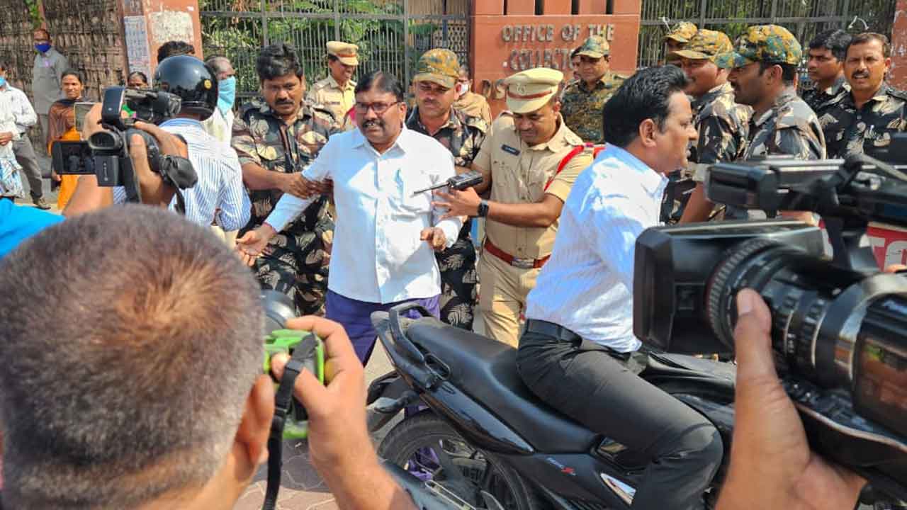 Karimnagar | పెండింగ్ బిల్లులు చెల్లించాలని కలెక్టరేట్ ఎదుట మాజీ సర్పంచుల నిరసన