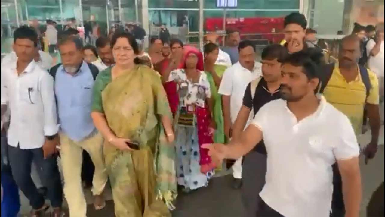 Lagcherla | ఢిల్లీకి చేరుకున్న లగచర్ల బాధితులు.. రేపు జాతీయ ఎస్సీ, ఎస్టీ కమిషన్‌కు ఫిర్యాదు