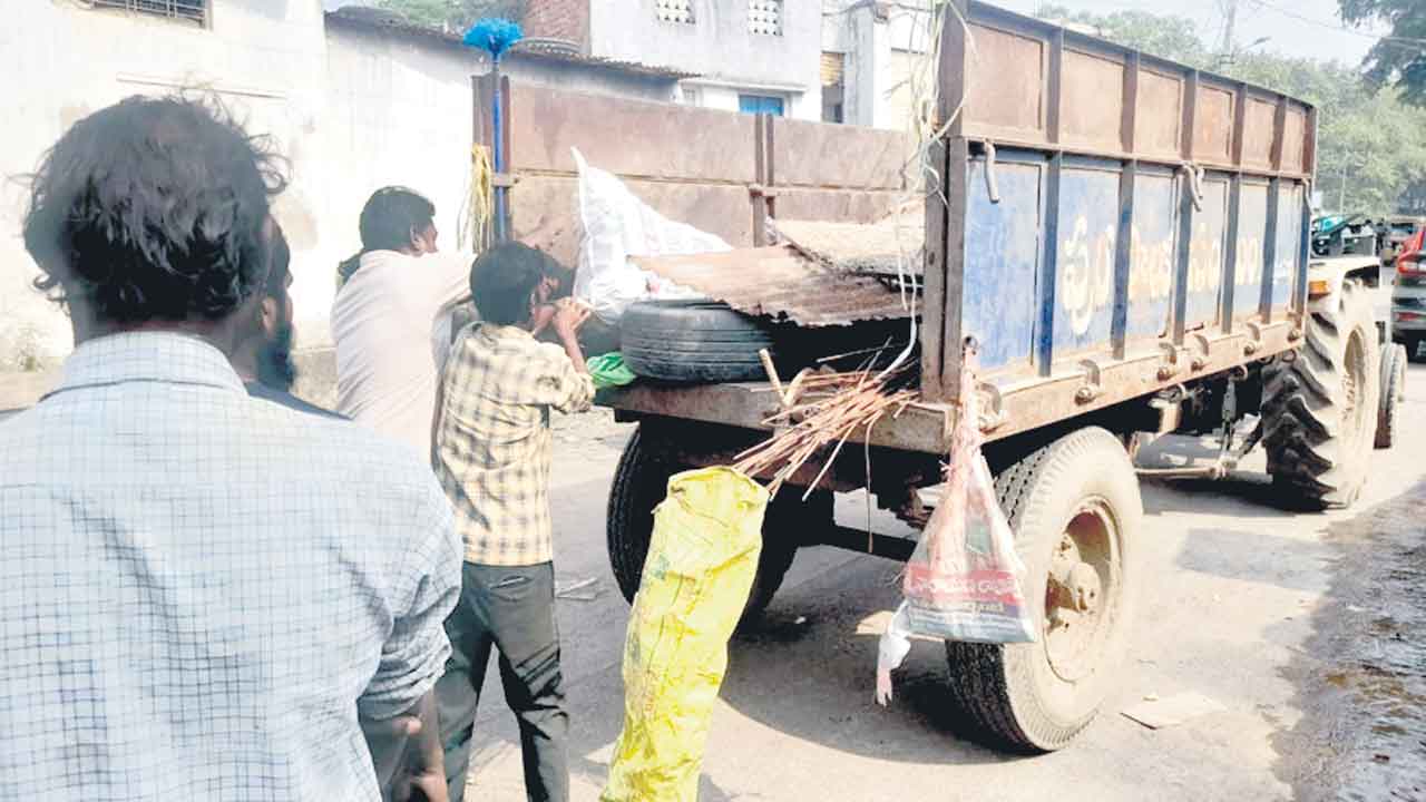 స్క్రాప్‌ దుకాణం తరలేనా?!