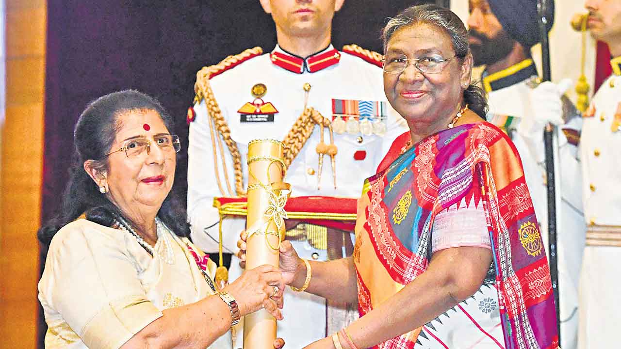 శశి విజయం..