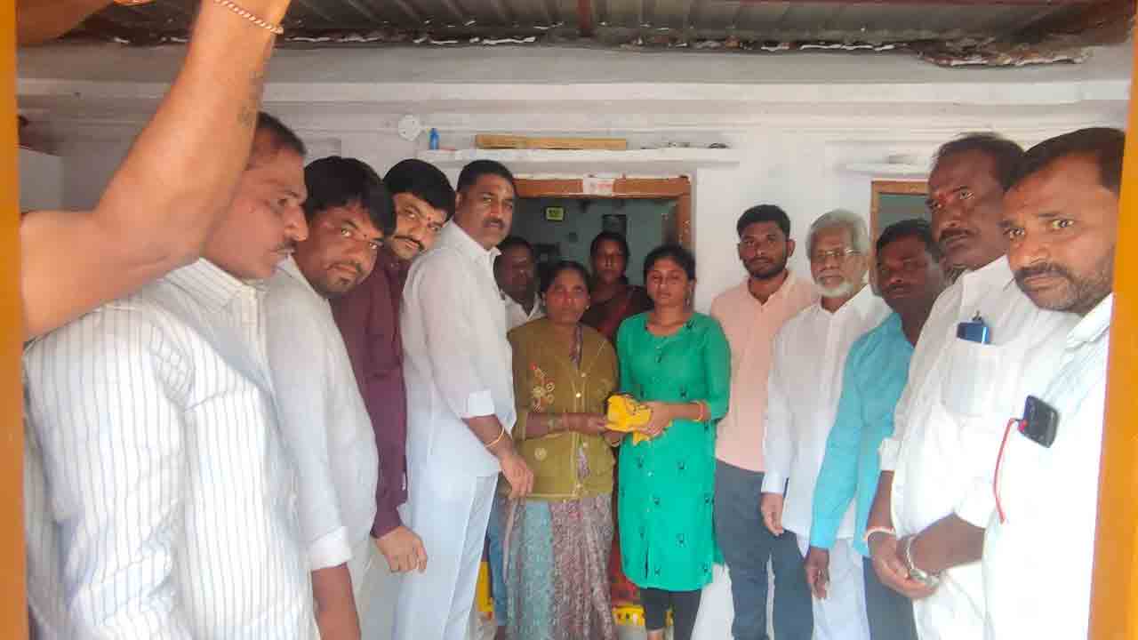 KTR | ఆడ‌బిడ్డ పెళ్లికి రూ. 3 ల‌క్ష‌ల ఆర్థిక‌సాయం.. ఇచ్చిన మాట నిల‌బెట్టుకున్న కేటీఆర్