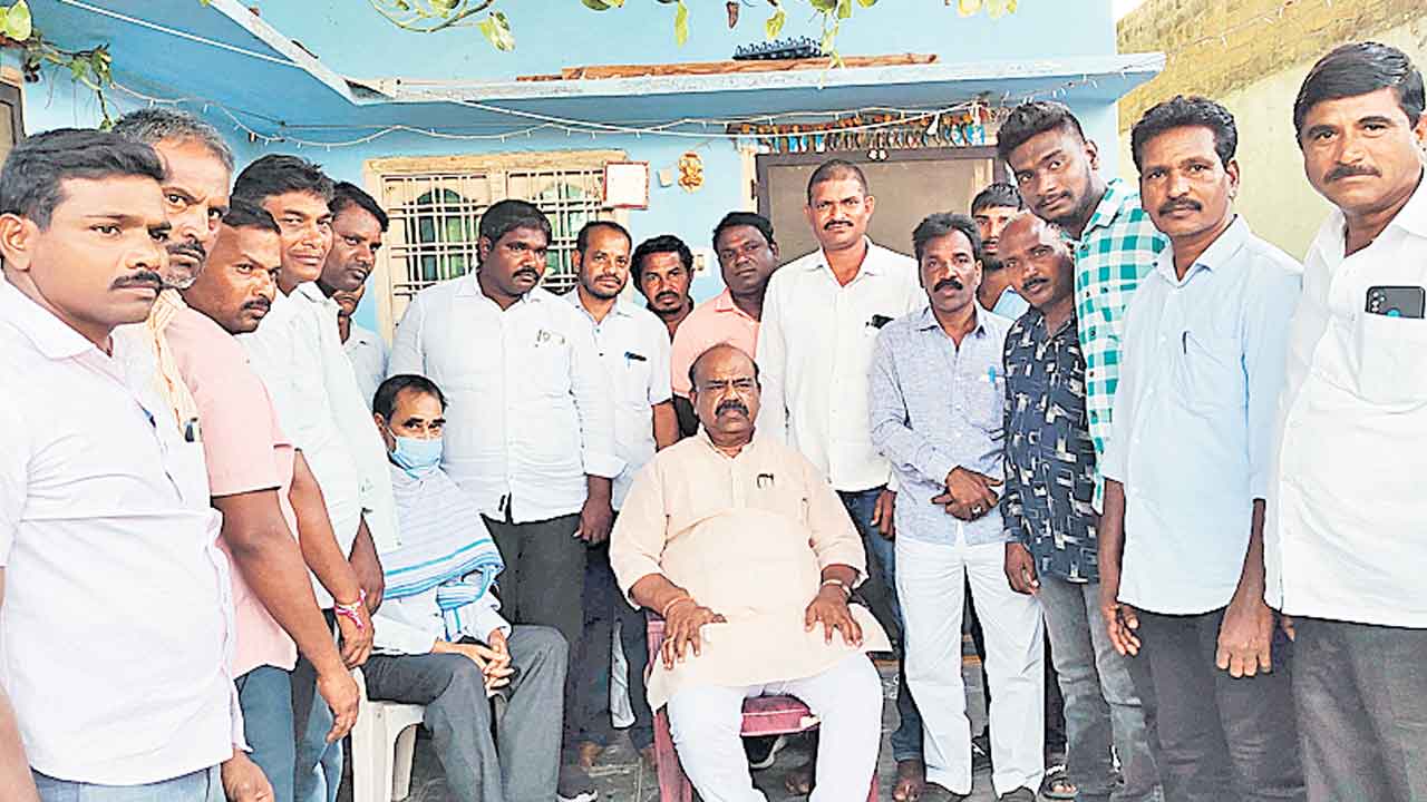 మాజీ సర్పంచ్‌లేమైనా దొంగలా? అర్ధరాత్రి అరెస్టులెందుకు?: సిరికొండ ఫైర్‌