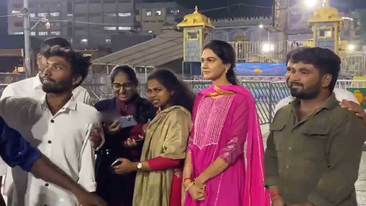 Allu Sneha Reddy | భ‌ర్త‌పై ఉన్న‌ కేసు కొట్టివేయాల‌ని తిరుమ‌ల శ్రీవారిని ద‌ర్శించుకున్న అల్లు అర్జున్ భార్య