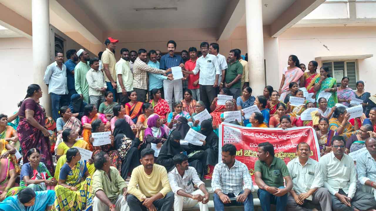 Nagarkurnool | డబుల్‌ బెడ్రూం ఇండ్ల పట్టాలివ్వాలని లబ్ధిదారుల ఆందోళన