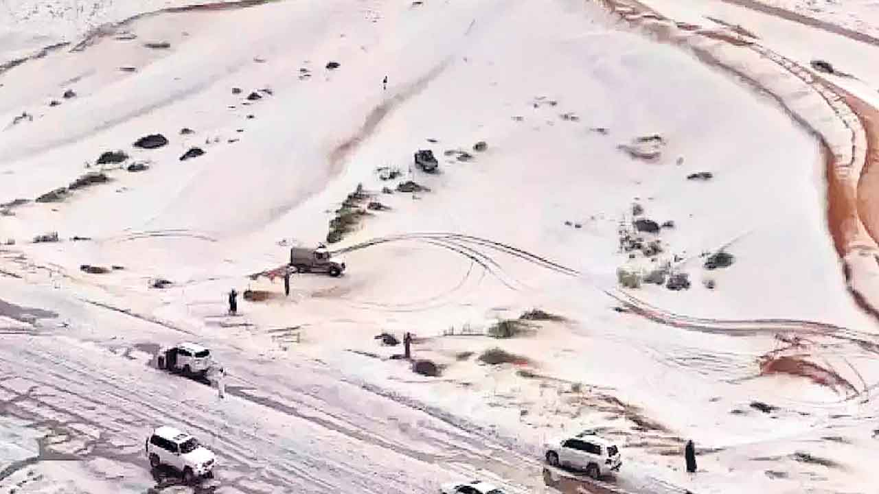 ఎడారిపై మంచు దుప్పటి