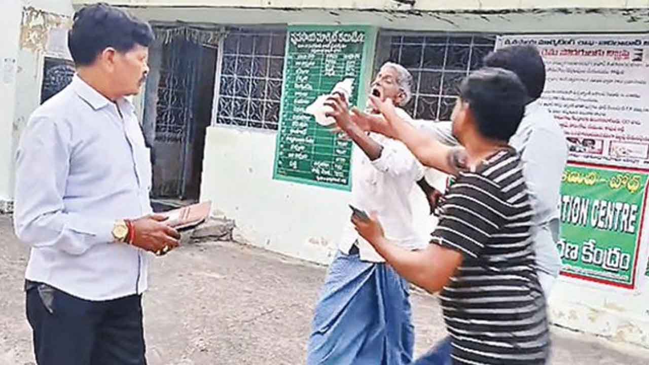 Adilabad | సోయా పంట కొనడం లేదని.. పురుగుల మందు తాగి రైతు ఆత్మహత్యాయత్నం