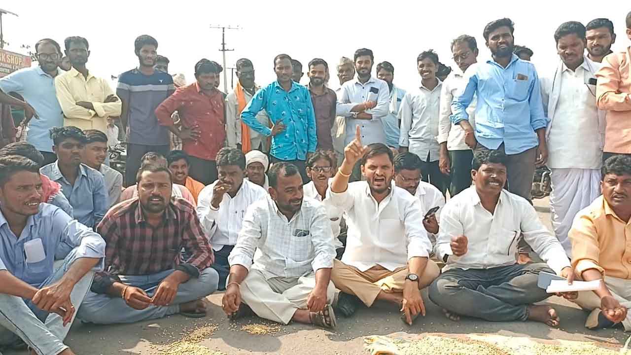 Adilabad | సోయా పంట కొనాలని రైతుల ధర్నా.. దిగొచ్చిన అధికారులు