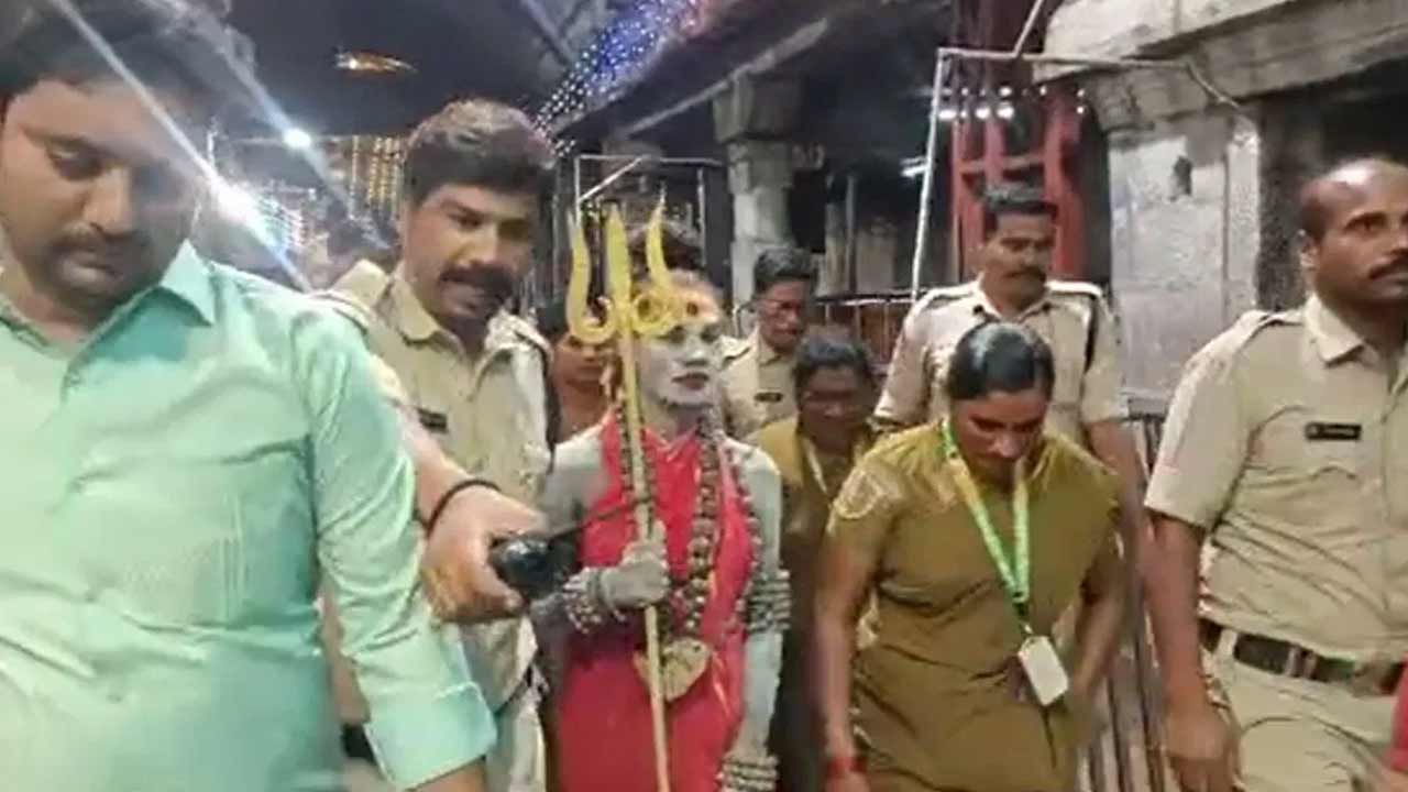 Srikalahasti | శ్రీకాళహస్తిలో ముగిసిన హైడ్రామా.. ఎట్టకేలకు దర్శనం చేసుకున్న మహిళా అఘోరీ