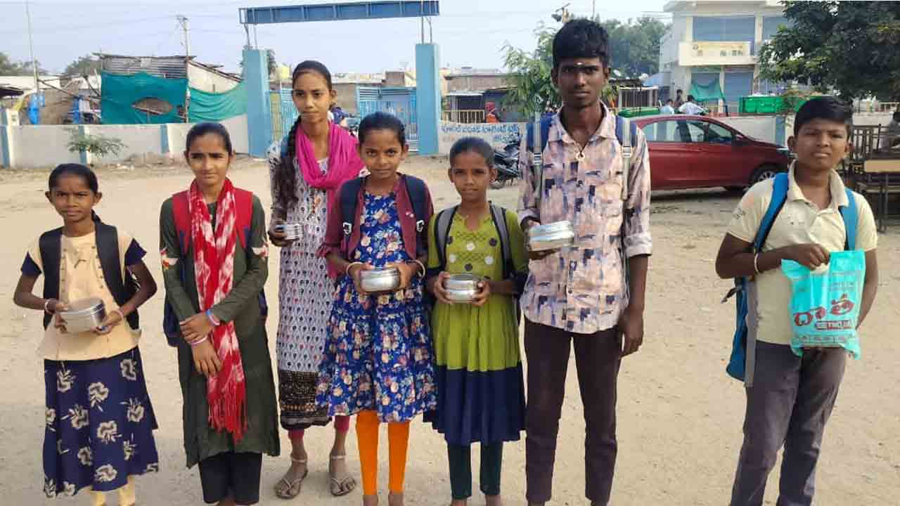ఇంటి నుంచి భోజనం తెచ్చుకున్న విద్యార్థులు