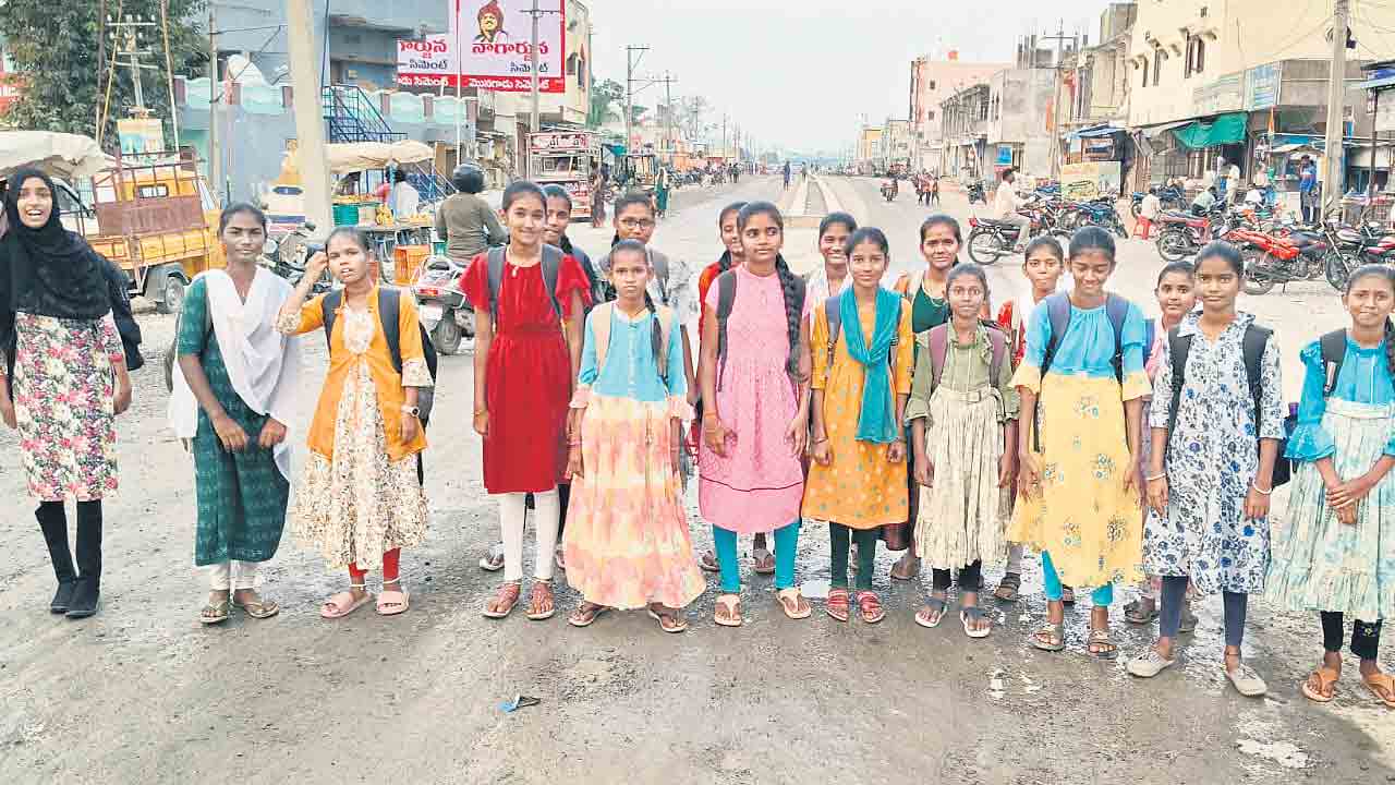 బస్సులు రావట్లేదని విద్యార్థుల ధర్నా