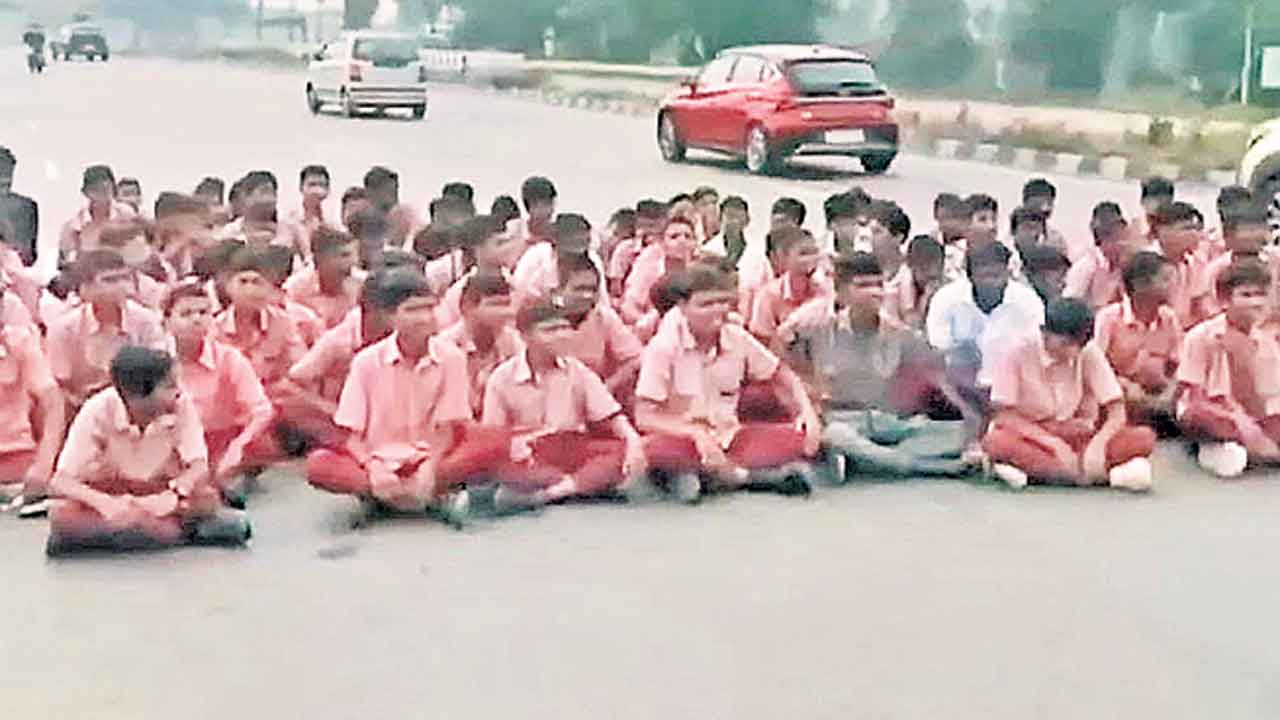 రోడ్డెక్కిన గురుకుల విద్యార్థులు