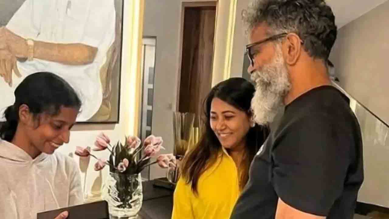 Sukumar Home Helper | ‘పుష్ప’ దర్శకుడి ఇంట్లో పనిమనిషికి ప్రభుత్య ఉద్యోగం.. సెలబ్రేట్ చేసిన సుకుమార్ ఫ్యామిలీ