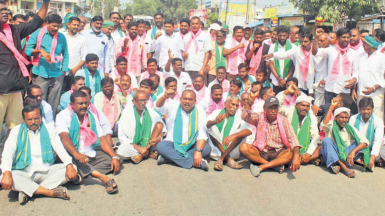 ధాన్యం కొనుగోళ్లలో జాప్యంపై కన్నెర్ర.. మధురానగర్‌లో బీఆర్‌ఎస్‌ ఆధ్వర్యంలో ధర్నా, రాస్తారోకో