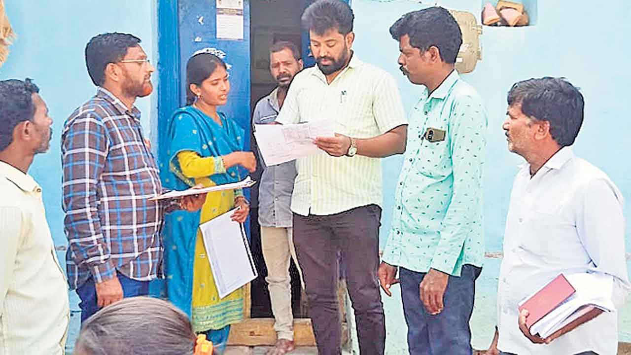 సర్వేలో అధికారుల నిలదీత