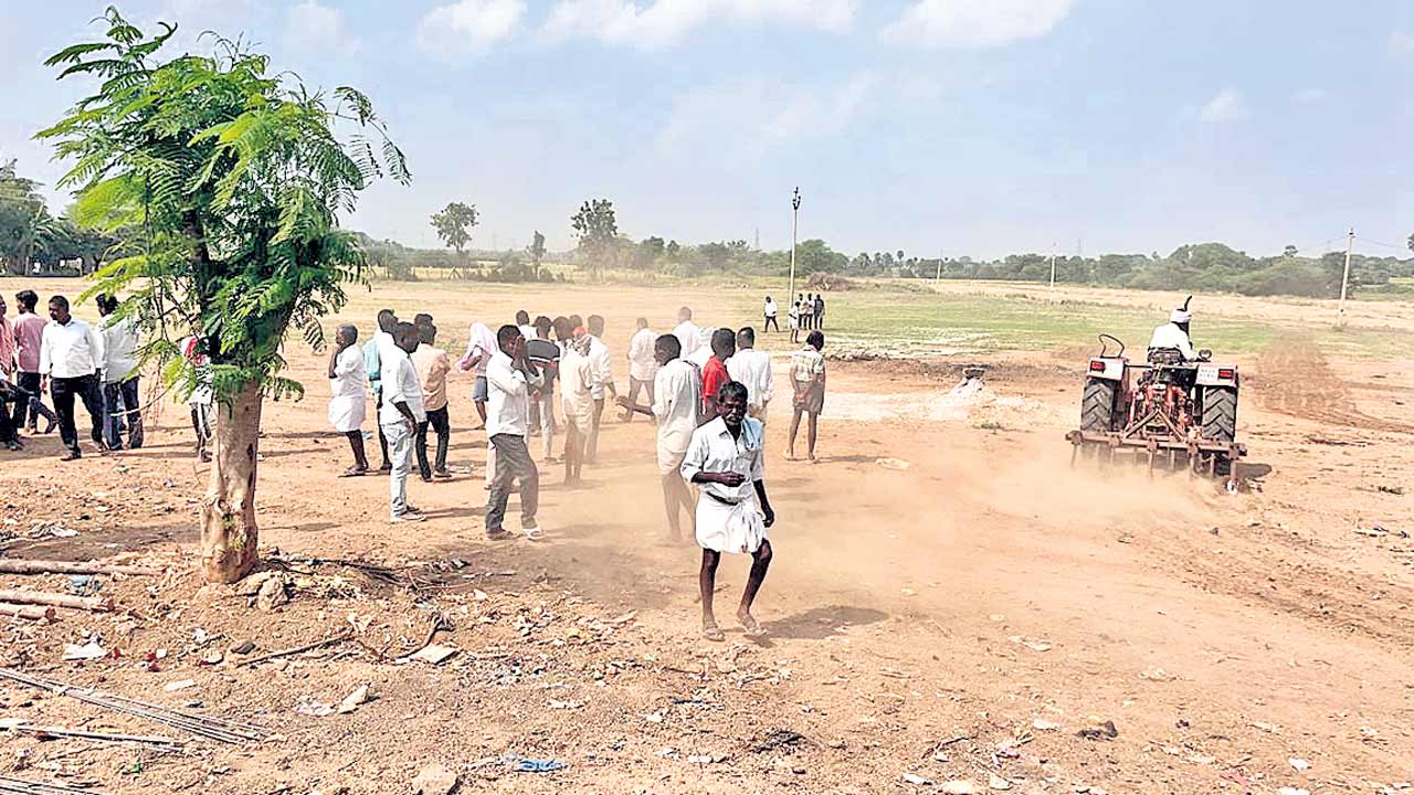 మా భూముల జోలికొస్తే ఊరుకోం