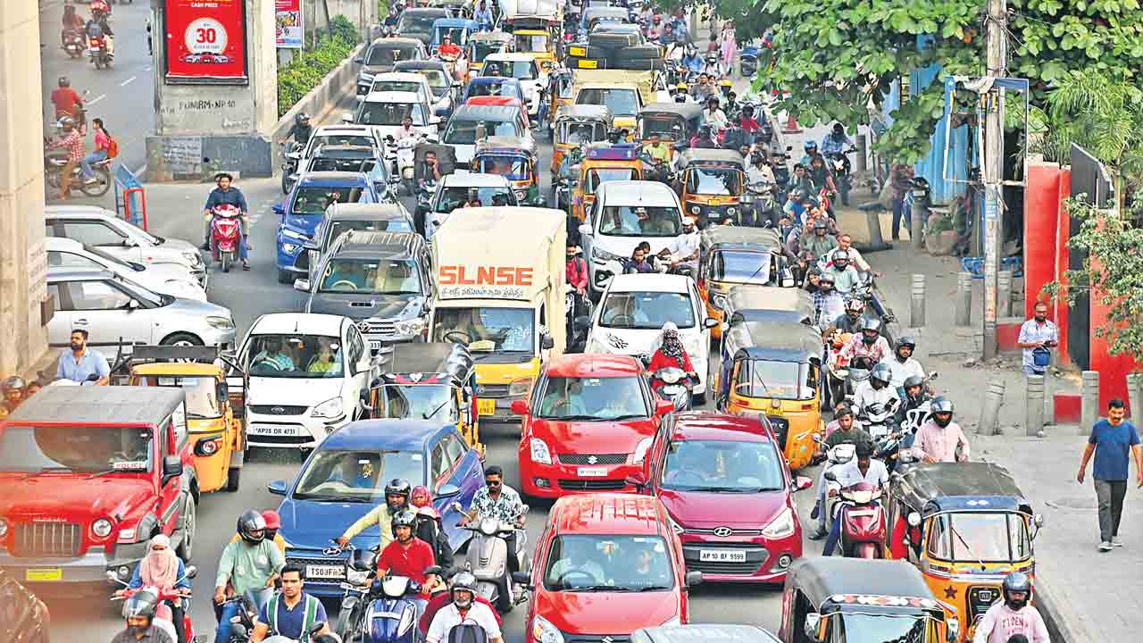 Hyderabad | సెలవొచ్చిందంటే జంక్షన్లు జామ్‌.. కూడళ్లలో కనిపించని సిబ్బంది!