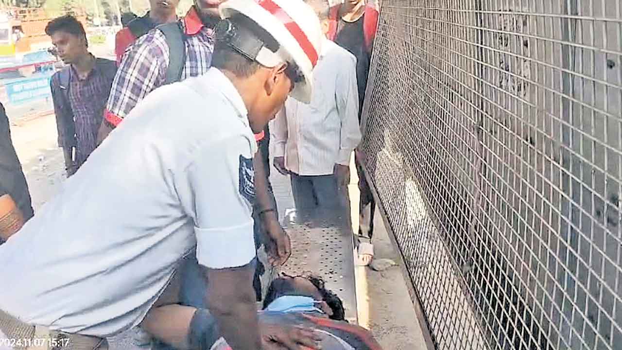 CPR | సీపీఆర్‌ చేసి.. ప్రాణాలు కాపాడి మానవత్వం చాటుకున్న హోంగార్డు