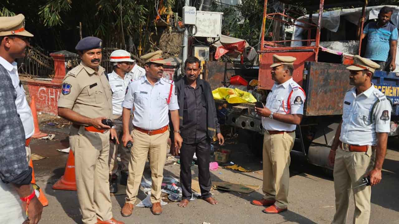 Operation Rope | బంజారాహిల్స్‌లో అపరేషన్‌ రోప్‌.. రోడ్డుపై ఆక్రమణల తొలగింపు