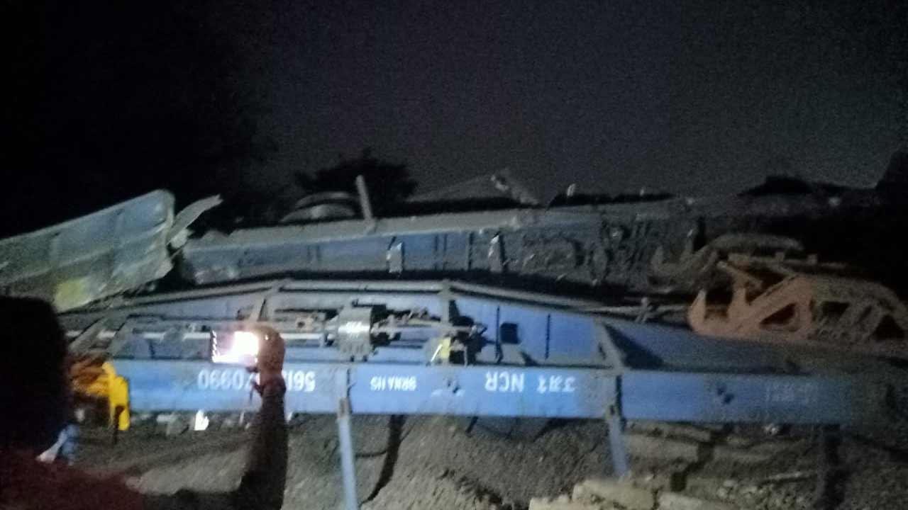 Train Derailed | పెద్దపల్లి జిల్లాలో పట్టాలు తప్పిన గూడ్స్‌ రైలు.. నిలిచిపోయిన రైళ్లు