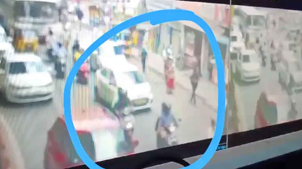 Hyderabad | పంజగుట్టలో హోంగార్డు పైకి దూసుకెళ్లిన కారు : వీడియో