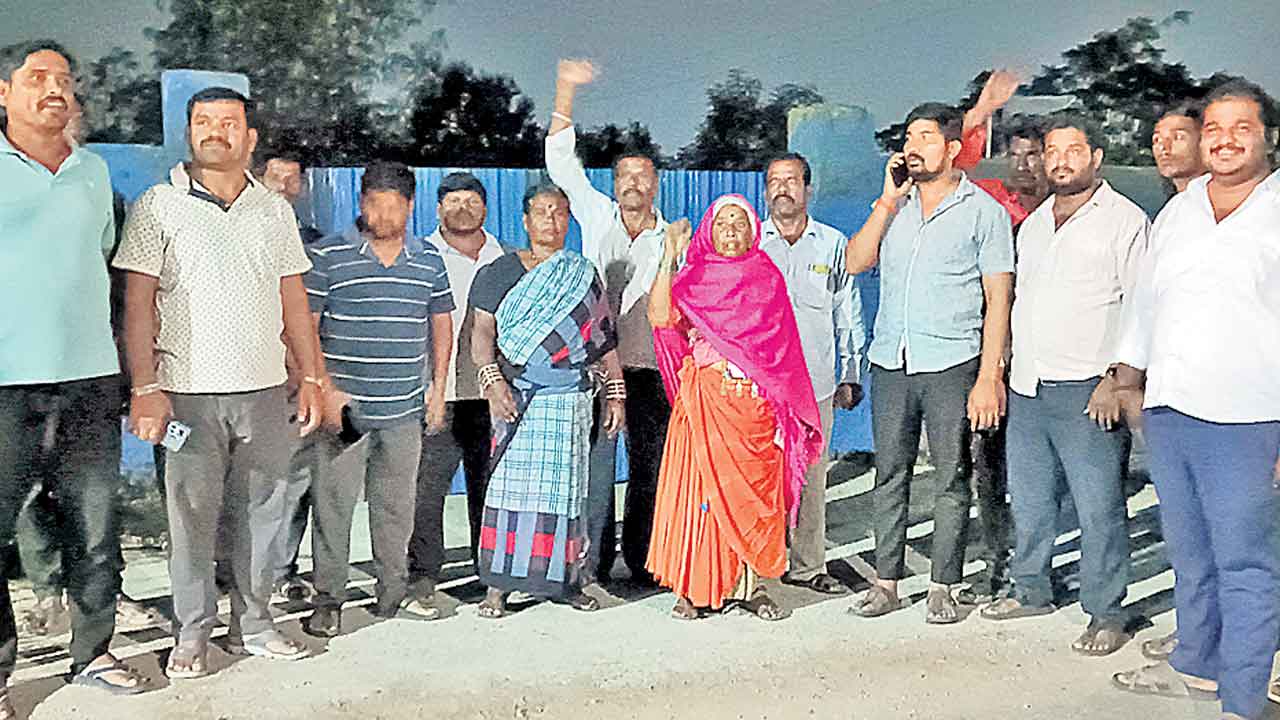 పోలీసులపై గిరిజనుల తిరుగుబాటు