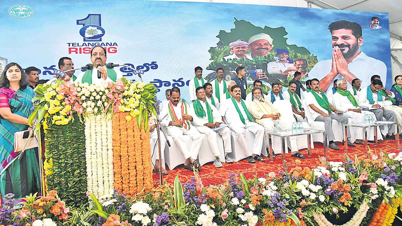 రైతు సదస్సులో కలెక్టర్‌కు అవమానం