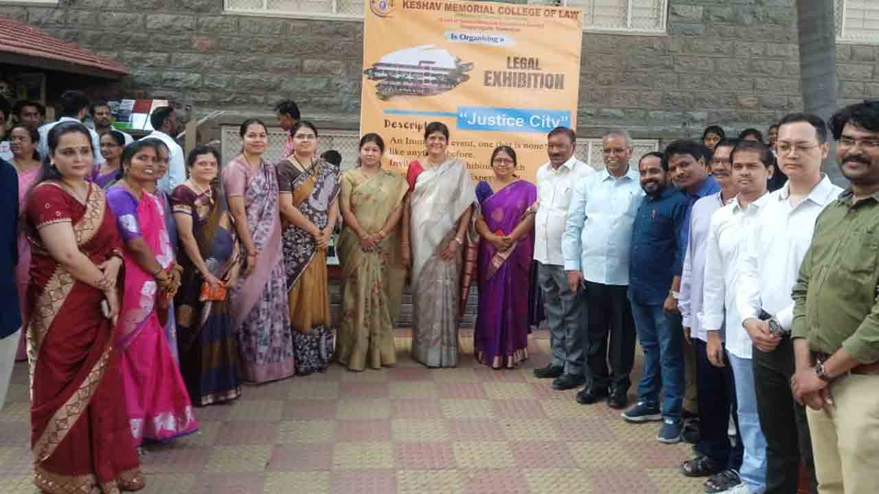 Legal Exhibition | లా గ్రాడ్యుయేట్ల చేతుల్లోకి ప‌ట్టాలు రాక‌ముందే.. చ‌ట్టాల‌పై అవ‌గాహ‌న తెచ్చుకోవ‌డం అభినంద‌నీయం : డాక్ట‌ర్ వాణి