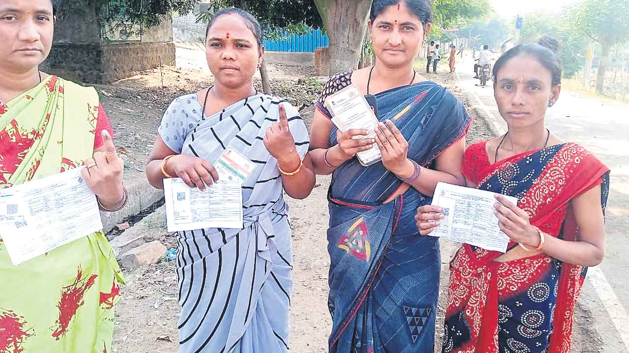 మహారాష్ట్ర ఎన్నికల్లో ఓటేసిన సరిహద్దు గ్రామాల ప్రజలు