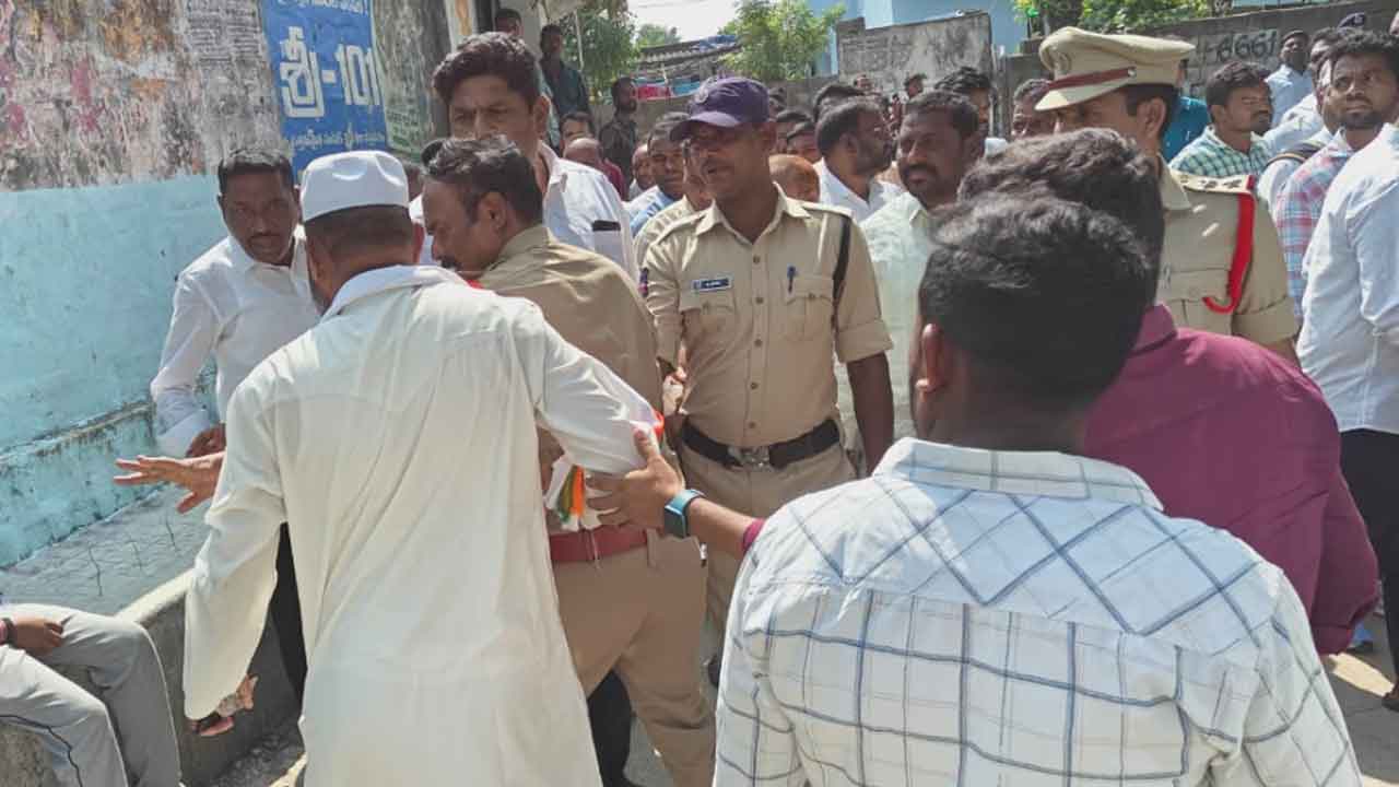 Mancherial | ఎమ్మెల్యే వివేక్‌ ఎదుటే తన్నుకున్న కాంగ్రెస్‌ నాయకులు