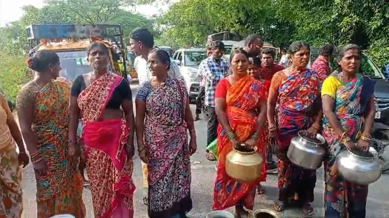 Nalgonda | మిషన్ భగీరథ నీళ్ల కోసం ఖాళీ బిందెలతో రోడ్డెక్కిన మహిళలు : వీడియో