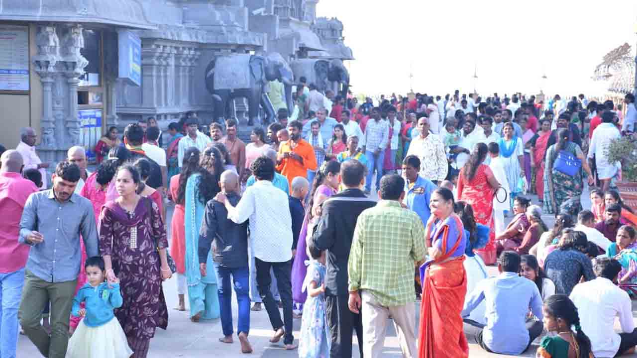 Yadadri | యాదాద్రికి పోటెత్తిన భక్తులు.. ఆలయంలో జోరుగా సత్యనారాయణ వ్రతాలు