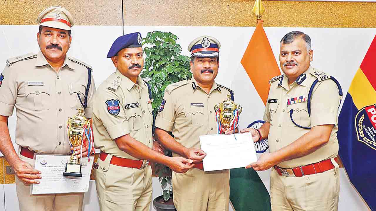 ఐజీ చంద్రశేఖర్‌రెడ్డి టీమ్‌కు డీజీపీ అభినందన