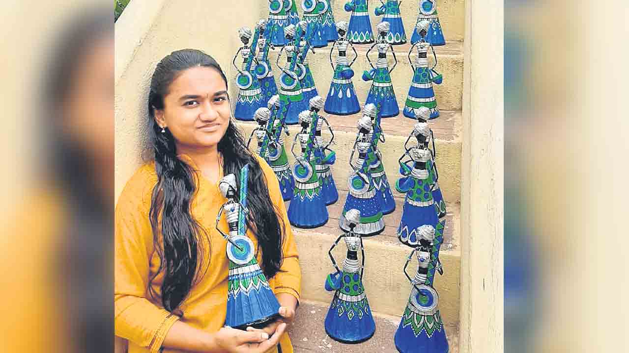 కుర్చీకి పరిమితమై.. కళకు అంకితమై