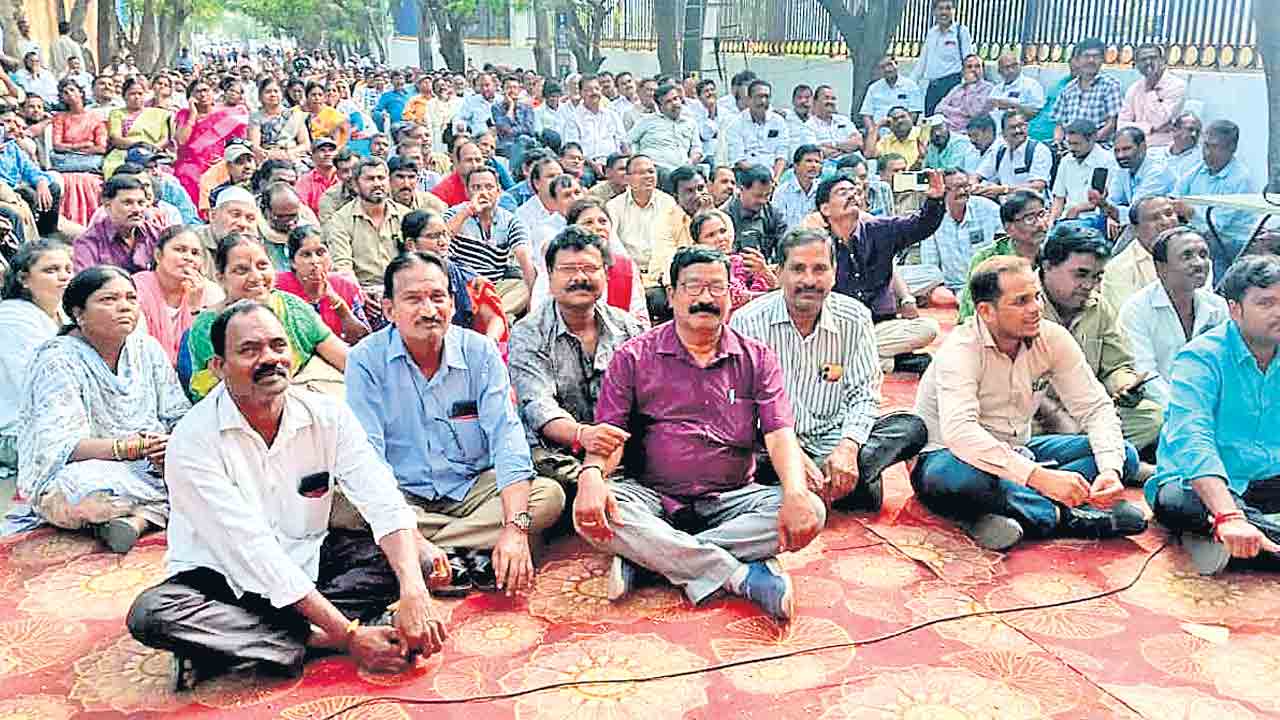 ఆర్టీసీని నిర్వీర్యం చేసే కుట్ర