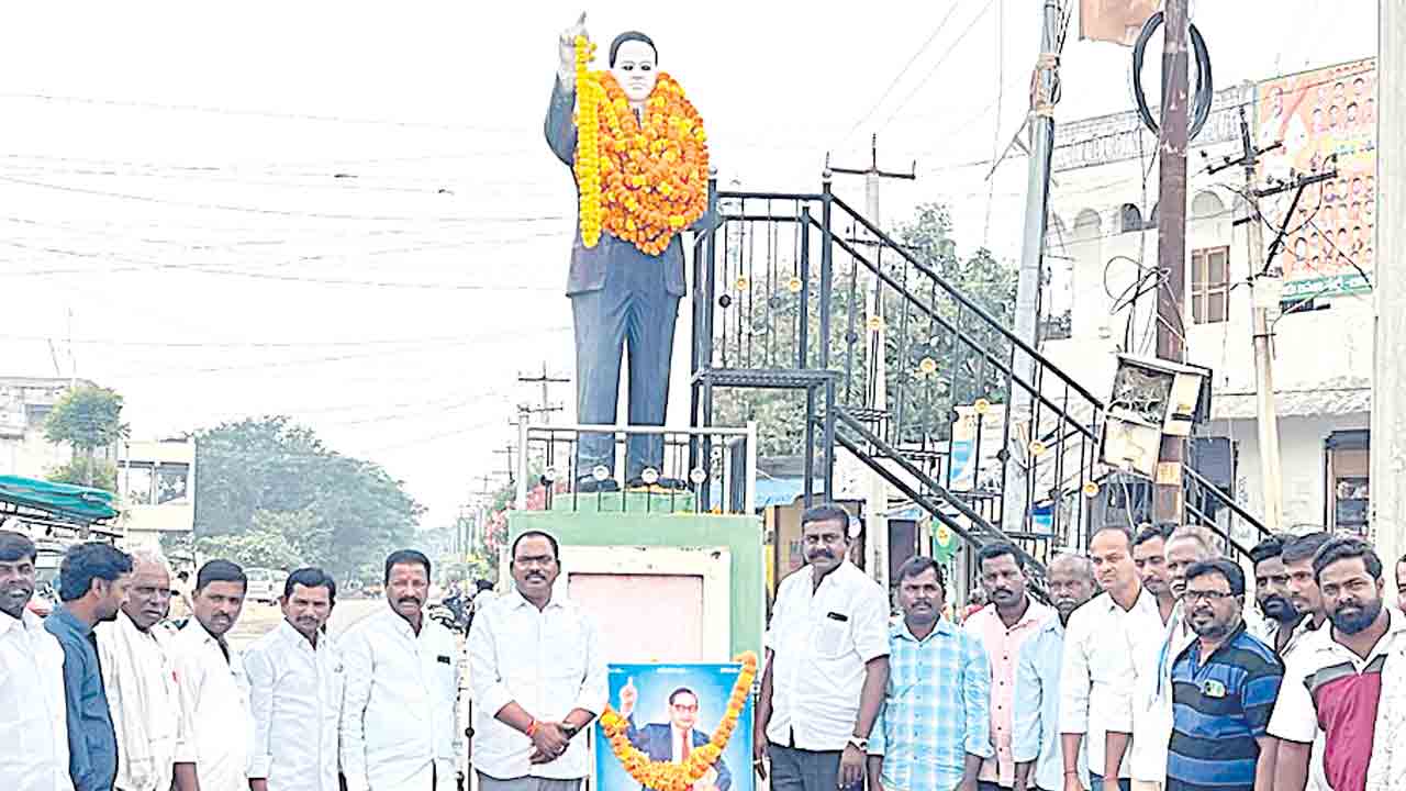 రాజ్యాంగ నిర్మాతకు ఘన నివాళి