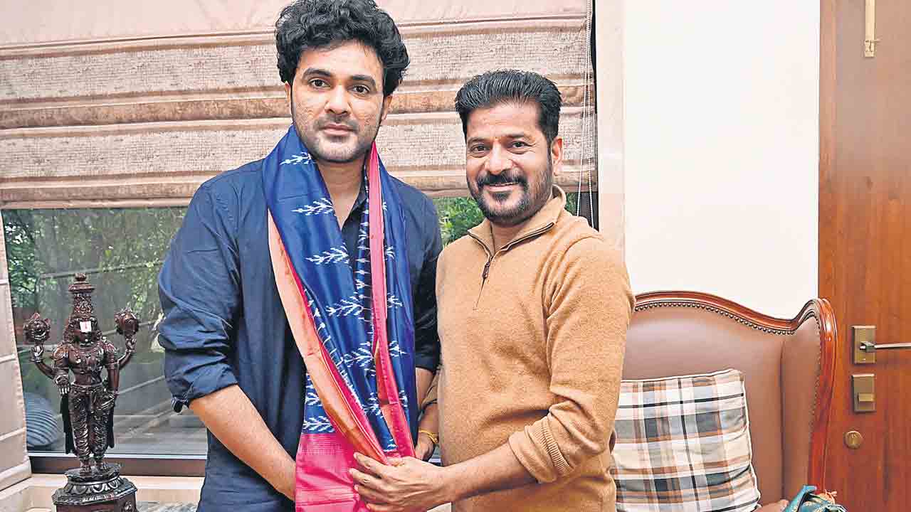 వరదల సహాయార్థం 15లక్షలు